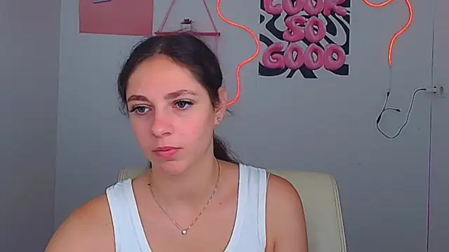 Snapshot of KissMeJulia chatting on 07/18/26, 05:33 KissMeJulia online show from 07/18/26, 05:33