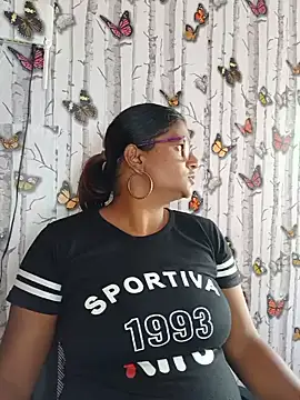 indianstrawberrylips4u online show from 05/20/26, 09:59