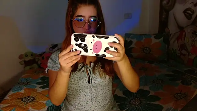 Snapshot of chloe_roxy chatting on 04/08/26, 04:01 chloe roxy online show from 04/08/26, 04:01