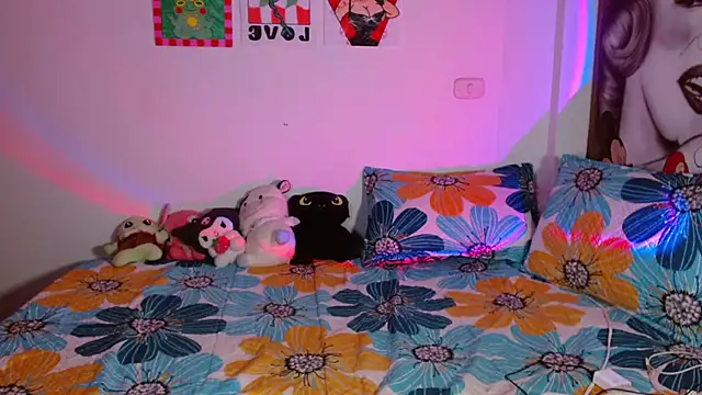 Snapshot of chloe_roxy chatting on 04/10/26, 04:17 chloe roxy online show from 04/10/26, 04:17