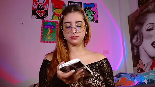 Snapshot of chloe_roxy chatting on 04/11/26, 04:17 chloe roxy online show from 04/11/26, 04:17