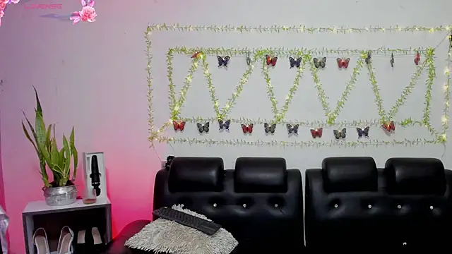 Snapshot of aria-voss chatting on 04/08/26, 12:16 aria-voss online show from 04/08/26, 12:16
