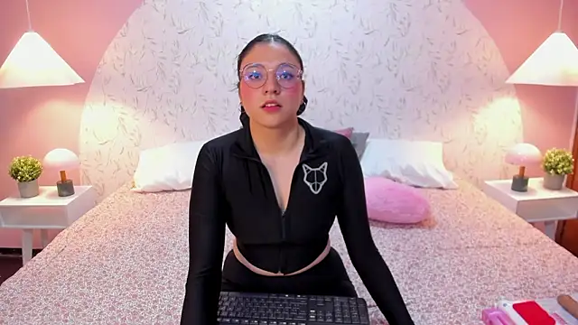 Snapshot of Angelie_Rosebrm chatting on 02/21/26, 12:33 Angelie Rosebrm online show from 02/21/26, 12:33