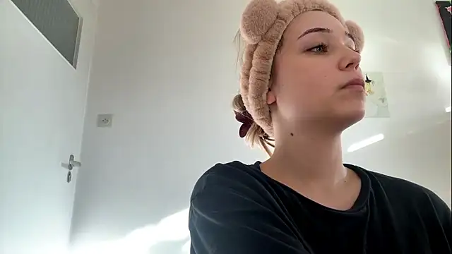 Snapshot of SourMidday chatting on 03/17/26, 03:37 SourMidday online show from 03/17/26, 03:37