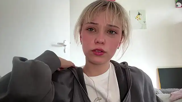 Snapshot of SourMidday chatting on 03/31/26, 03:34 SourMidday online show from 03/31/26, 03:34