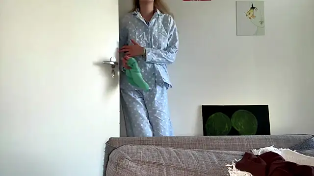 Snapshot of SourMidday chatting on 04/09/26, 07:03 SourMidday online show from 04/09/26, 07:03