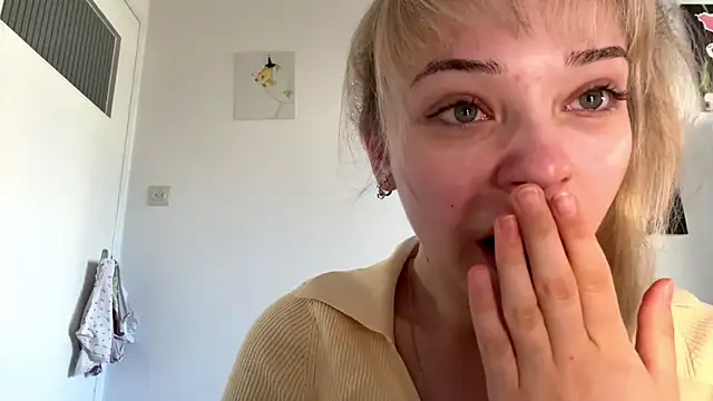 Snapshot of SourMidday chatting on 04/22/26, 06:05 SourMidday online show from 04/22/26, 06:05