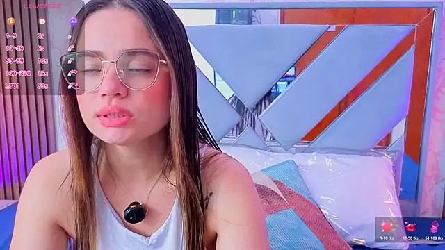 Snapshot of LittleeSara18 chatting on 05/12/26, 11:18 LittleeSara18 online show from 05/12/26, 11:18