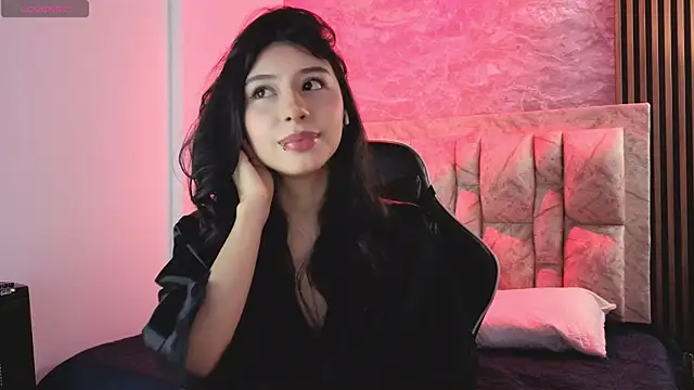 Snapshot of chloe_bluee_ chatting on 04/24/26, 11:23 chloe bluee online show from 04/24/26, 11:23