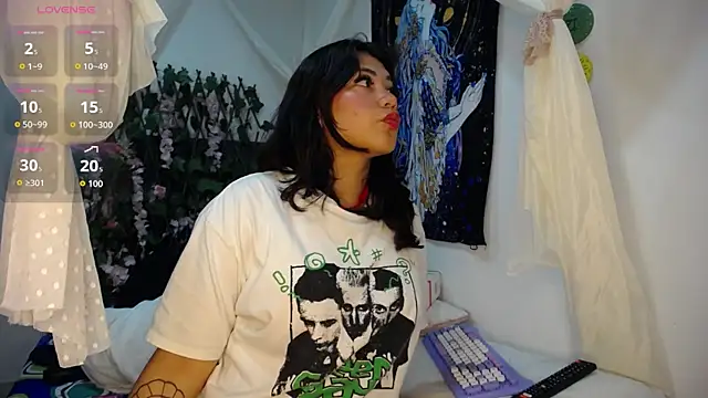 Snapshot of hairylatiingoddess chatting on 04/18/26, 05:11 hairylatiingoddess online show from 04/18/26, 05:11