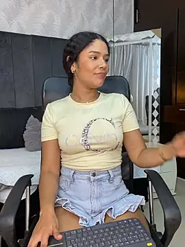 Snapshot of Miaafoxx__ chatting on 03/08/26, 02:04 Miaafoxx online show from 03/08/26, 02:04