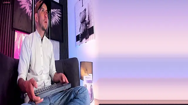 Milanwhite  online show from 02/28/26, 11:33