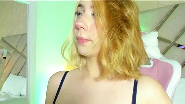 Snapshot of _emma__cooper chatting on 04/07/26, 01:44 emma cooper online show from 04/07/26, 01:44