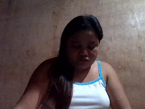 Snapshot of sweetlyn31 chatting on 04/17/26, 12:52 sweetlyn31 online show from 04/17/26, 12:52