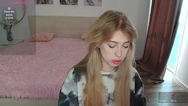 Snapshot of linaloon chatting on 03/13/26, 03:13 linaloon online show from 03/13/26, 03:13