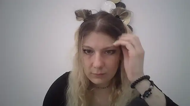 Snapshot of Foxy_Bright chatting on 03/05/26, 12:45 Foxy Bright online show from 03/05/26, 12:45