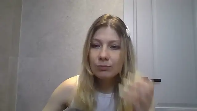 Snapshot of Foxy_Bright chatting on 03/09/26, 01:26 Foxy Bright online show from 03/09/26, 01:26