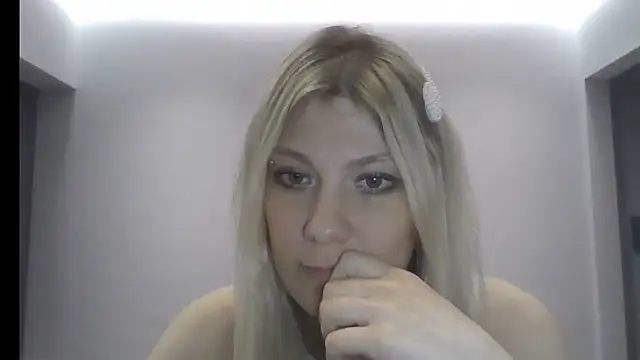 Snapshot of Foxy_Bright chatting on 03/12/26, 07:31 Foxy Bright online show from 03/12/26, 07:31