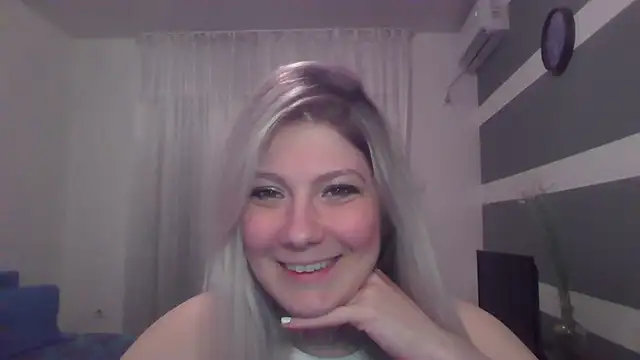 Snapshot of Foxy_Bright chatting on 03/17/26, 07:06 Foxy Bright online show from 03/17/26, 07:06