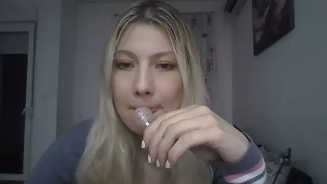 Snapshot of Foxy_Bright chatting on 03/19/26, 07:29 Foxy Bright online show from 03/19/26, 07:29