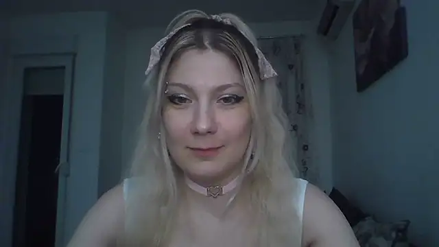 Snapshot of Foxy_Bright chatting on 03/20/26, 07:30 Foxy Bright online show from 03/20/26, 07:30