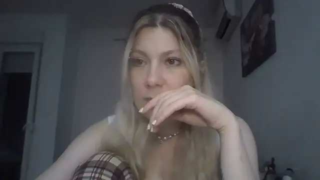 Snapshot of Foxy_Bright chatting on 03/23/26, 07:07 Foxy Bright online show from 03/23/26, 07:07