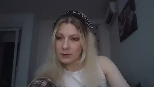 Snapshot of Foxy_Bright chatting on 03/24/26, 07:19 Foxy Bright online show from 03/24/26, 07:19