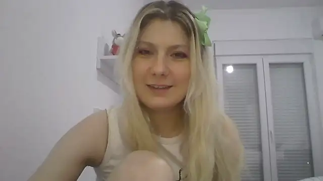 Snapshot of Foxy_Bright chatting on 03/27/26, 07:35 Foxy Bright online show from 03/27/26, 07:35