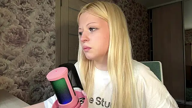 Snapshot of JeneeBIanks chatting on 04/24/26, 11:34 JeneeBIanks online show from 04/24/26, 11:34