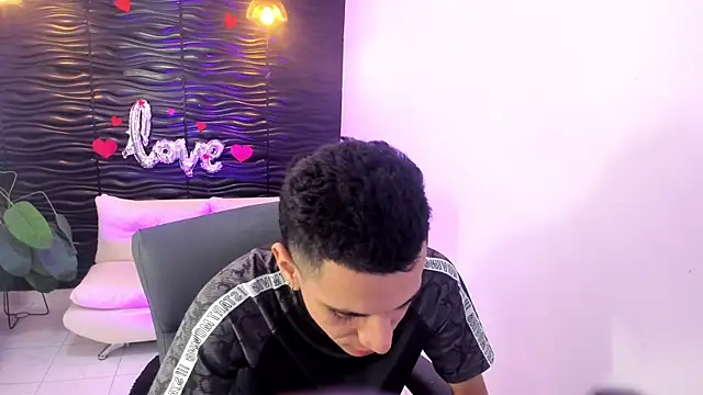 Snapshot of dominicjonnes chatting on 04/15/26, 07:43 dominicjonnes online show from 04/15/26, 07:43