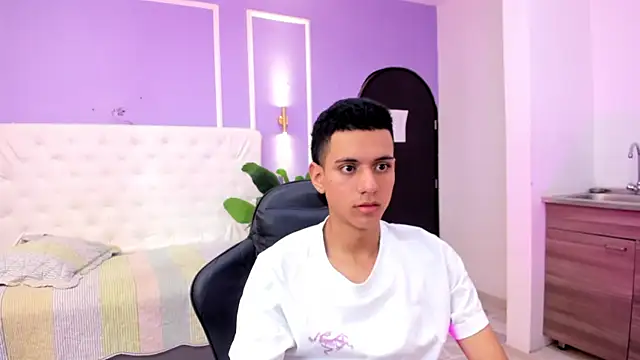 Snapshot of dominicjonnes chatting on 04/20/26, 02:31 dominicjonnes online show from 04/20/26, 02:31