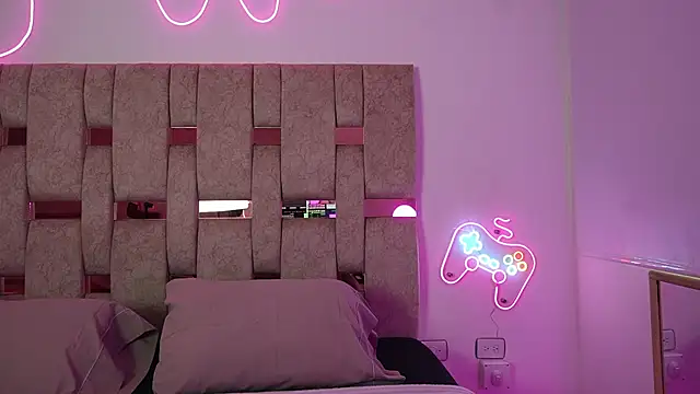 Fernanda thail  online show from 04/14/26, 07:20