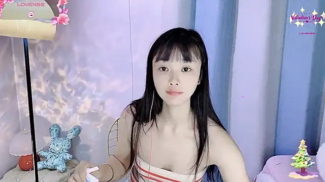 Snapshot of okyssa chatting on 04/13/26, 02:33 okyssa online show from 04/13/26, 02:33