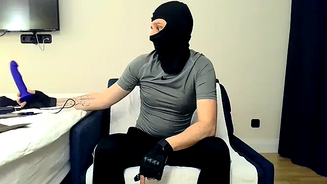 Snapshot of RyanRubber chatting on 04/13/26, 08:25 RyanRubber online show from 04/13/26, 08:25