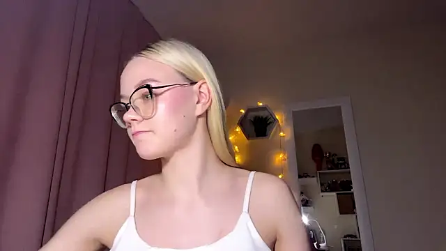 Snapshot of MiaCashe chatting on 03/02/26, 03:08 MiaCashe online show from 03/02/26, 03:08