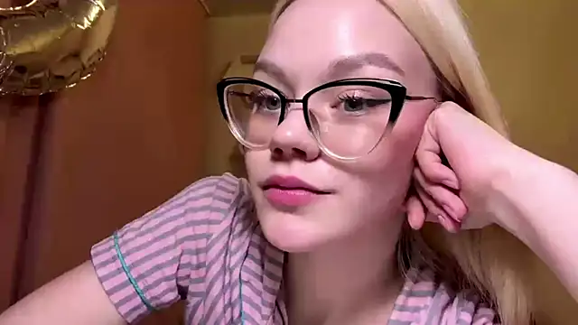 MiaCashe online show from 04/16/26, 03:46