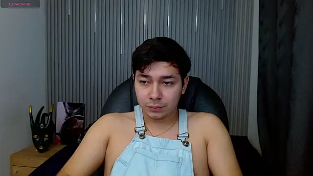 Snapshot of Julian_Smith21 chatting on 04/17/26, 12:35 Julian Smith21 online show from 04/17/26, 12:35