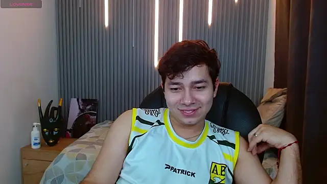 Snapshot of Julian_Smith21 chatting on 05/03/26, 12:16 Julian Smith21 online show from 05/03/26, 12:16