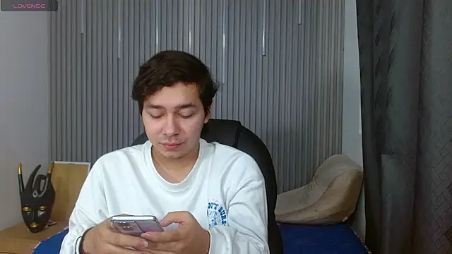 Snapshot of Julian_Smith21 chatting on 06/12/26, 04:00 Julian Smith21 online show from 06/12/26, 04:00
