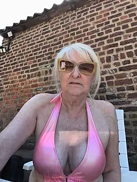 Snapshot of Heidiblueeyes chatting on 05/28/26, 01:19 Heidiblueeyes online show from 05/28/26, 01:19