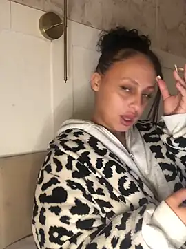 Snapshot of mayawesttt chatting on 04/15/26, 10:21 mayawesttt online show from 04/15/26, 10:21