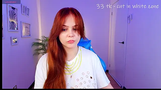 Snapshot of Elle_Funning chatting on 06/07/26, 04:00 Elle Funning online show from 06/07/26, 04:00