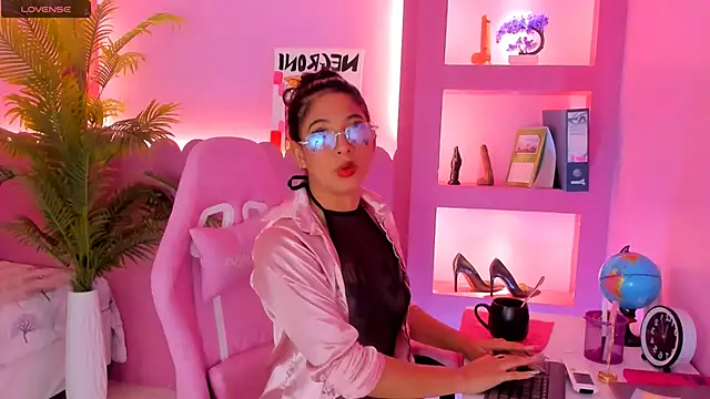 Snapshot of Holy_Lux chatting on 03/11/26, 11:05 Holy Lux online show from 03/11/26, 11:05