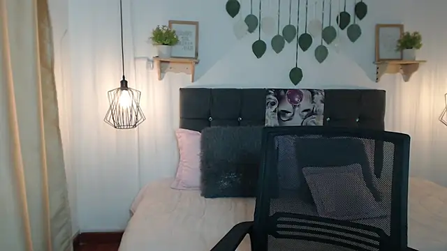 Emma hassani online show from 04/10/26, 02:11