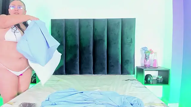 Snapshot of scarlet__ray_ chatting on 03/17/26, 11:57 scarlet ray online show from 03/17/26, 11:57