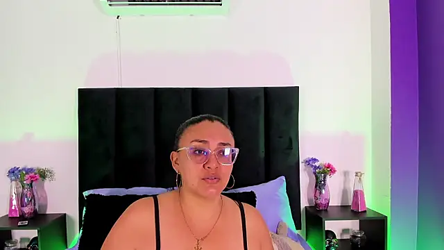 Snapshot of scarlet__ray_ chatting on 03/18/26, 10:51 scarlet ray online show from 03/18/26, 10:51