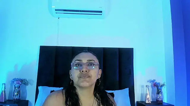 Snapshot of scarlet__ray_ chatting on 04/10/26, 11:04 scarlet ray online show from 04/10/26, 11:04