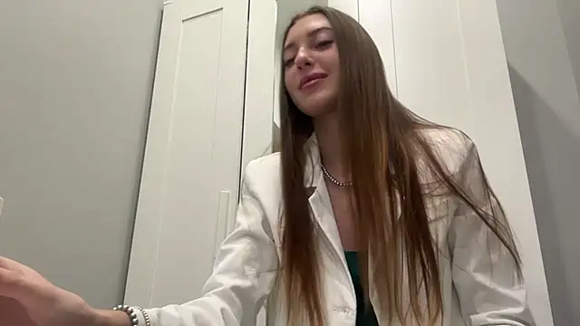 Snapshot of selena_favn chatting on 03/17/26, 03:11 selena favn online show from 03/17/26, 03:11