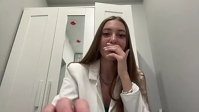 Snapshot of selena_favn chatting on 03/20/26, 03:44 selena favn online show from 03/20/26, 03:44