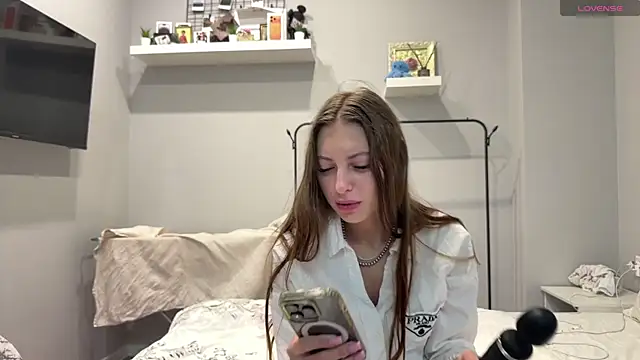 Snapshot of selena_favn chatting on 06/10/26, 02:34 selena favn online show from 06/10/26, 02:34